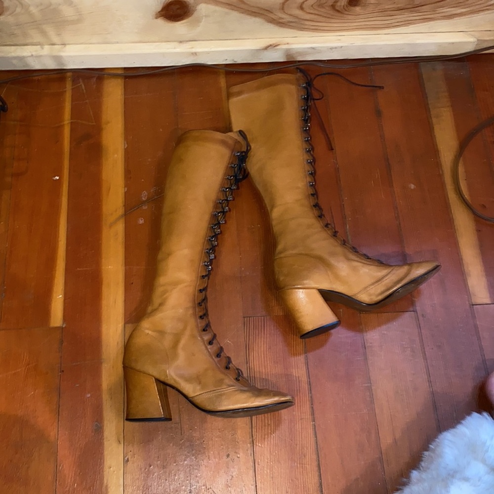 Vintage carmel lace up boots!